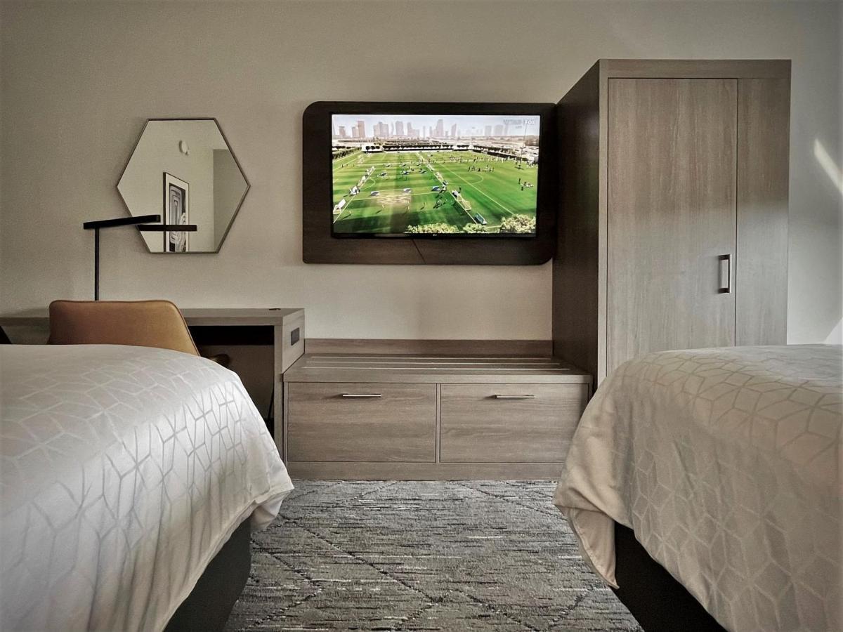 Holiday Inn Express And Suites Tampa I-75 At Bruce B. Downs By Ihg Exterior foto