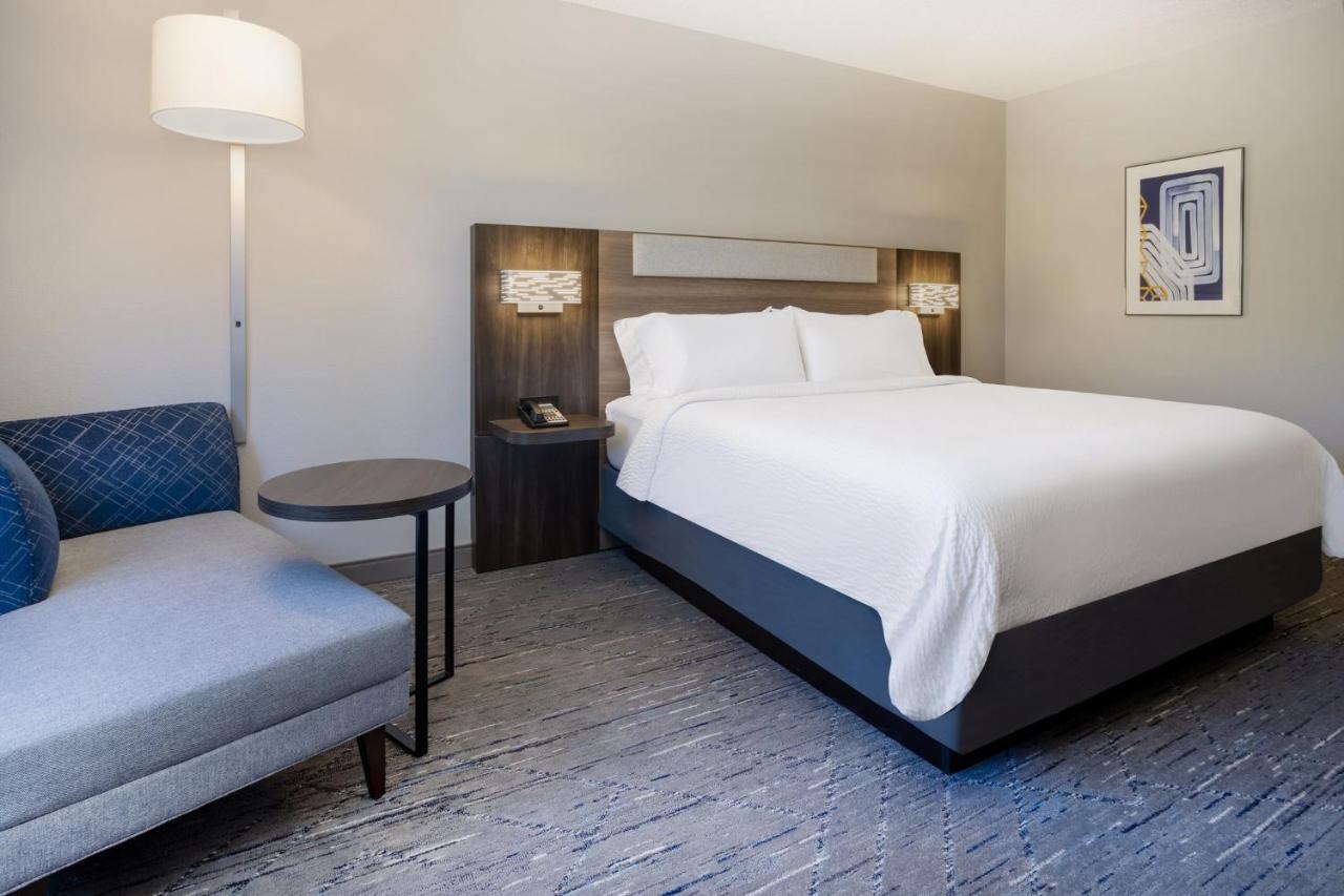 Holiday Inn Express And Suites Tampa I-75 At Bruce B. Downs By Ihg Exterior foto