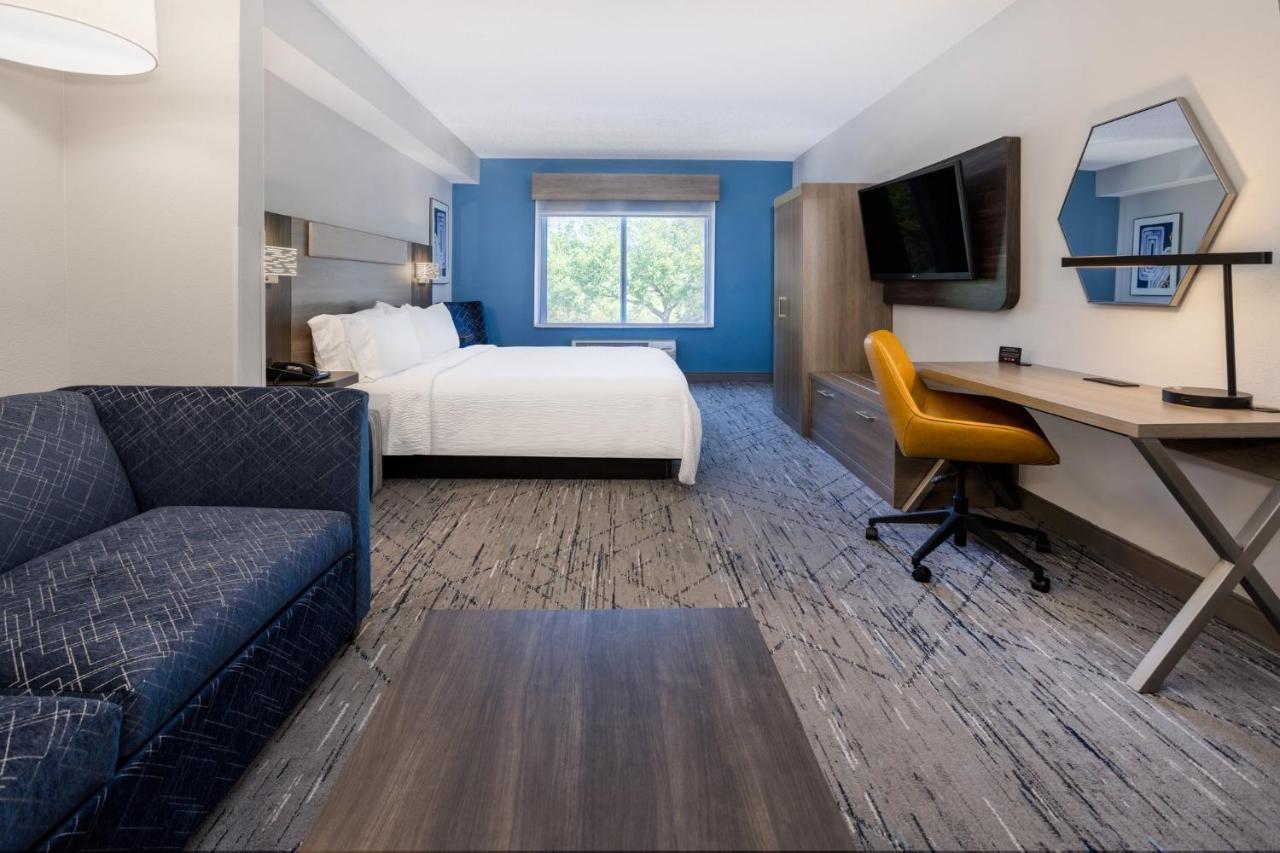 Holiday Inn Express And Suites Tampa I-75 At Bruce B. Downs By Ihg Exterior foto