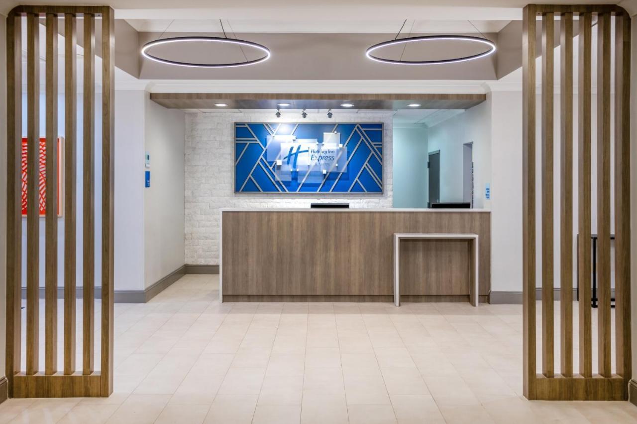 Holiday Inn Express And Suites Tampa I-75 At Bruce B. Downs By Ihg Exterior foto