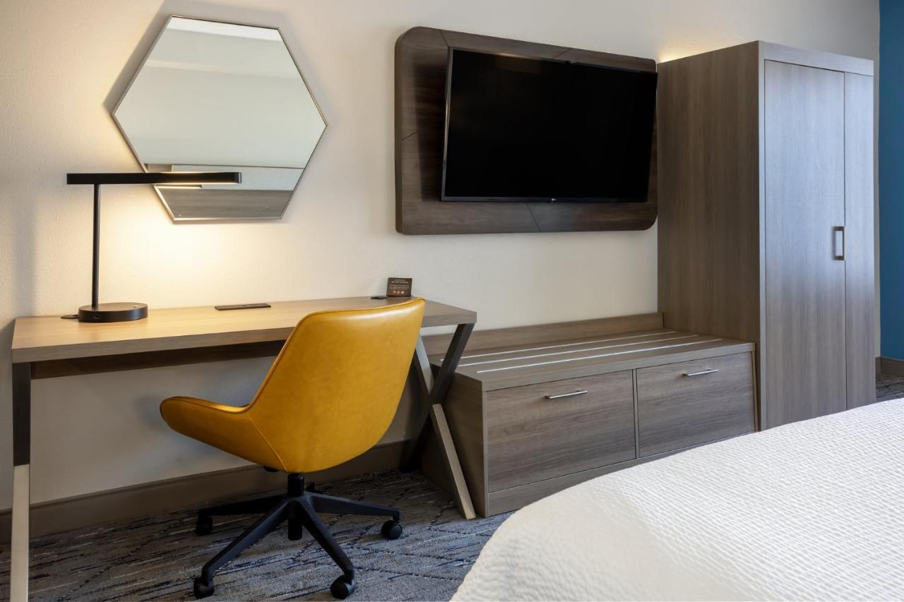 Holiday Inn Express And Suites Tampa I-75 At Bruce B. Downs By Ihg Exterior foto