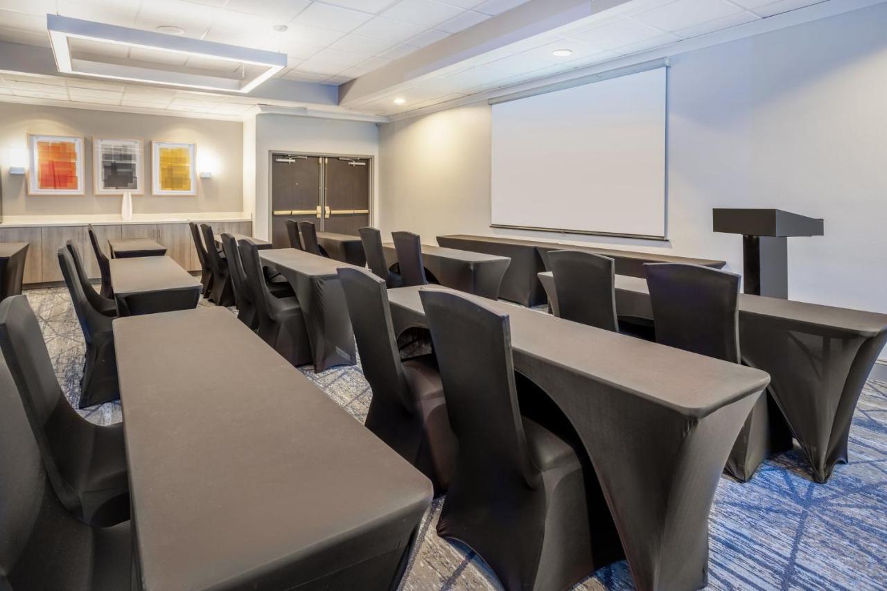 Holiday Inn Express And Suites Tampa I-75 At Bruce B. Downs By Ihg Exterior foto