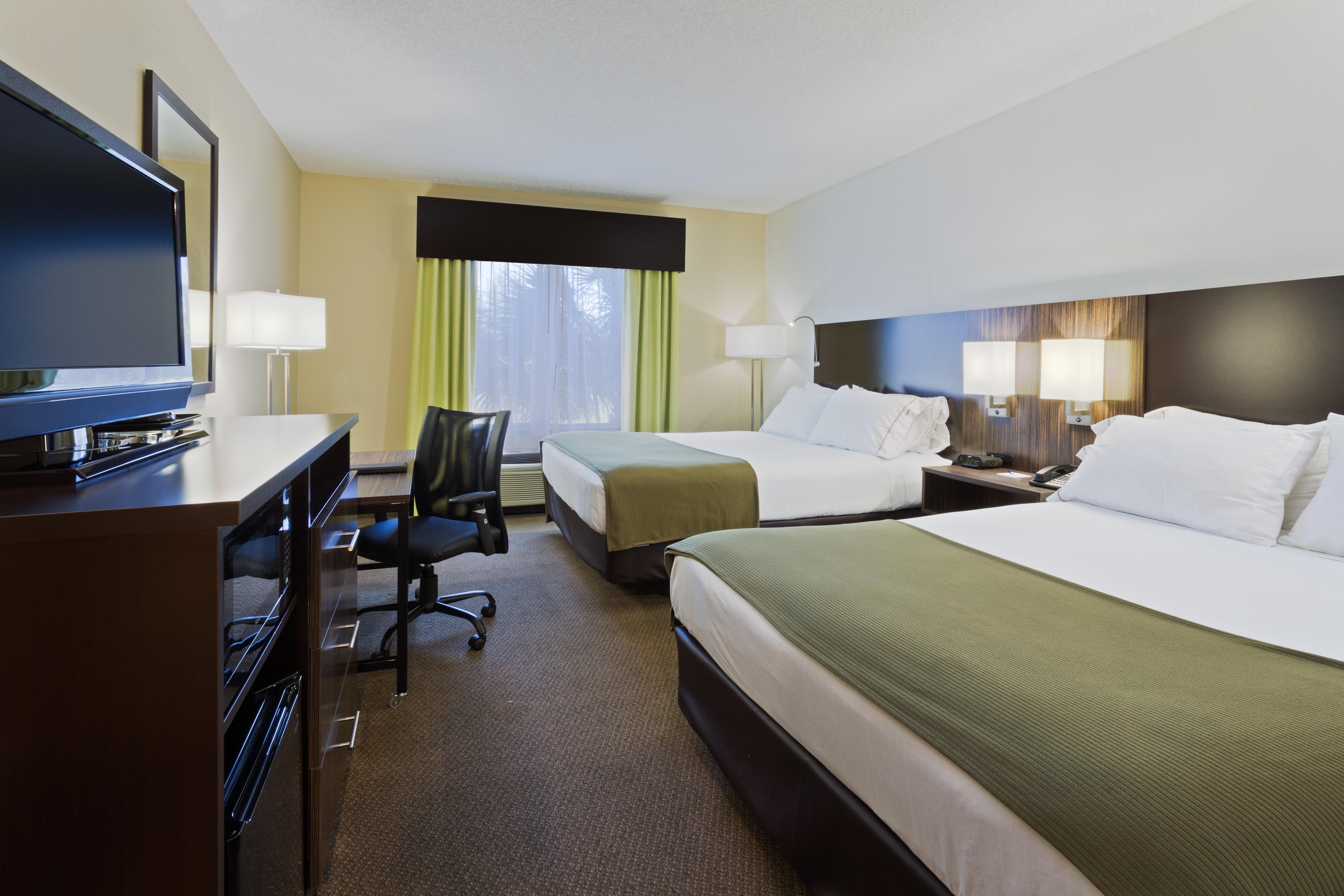 Holiday Inn Express And Suites Tampa I-75 At Bruce B. Downs By Ihg Exterior foto