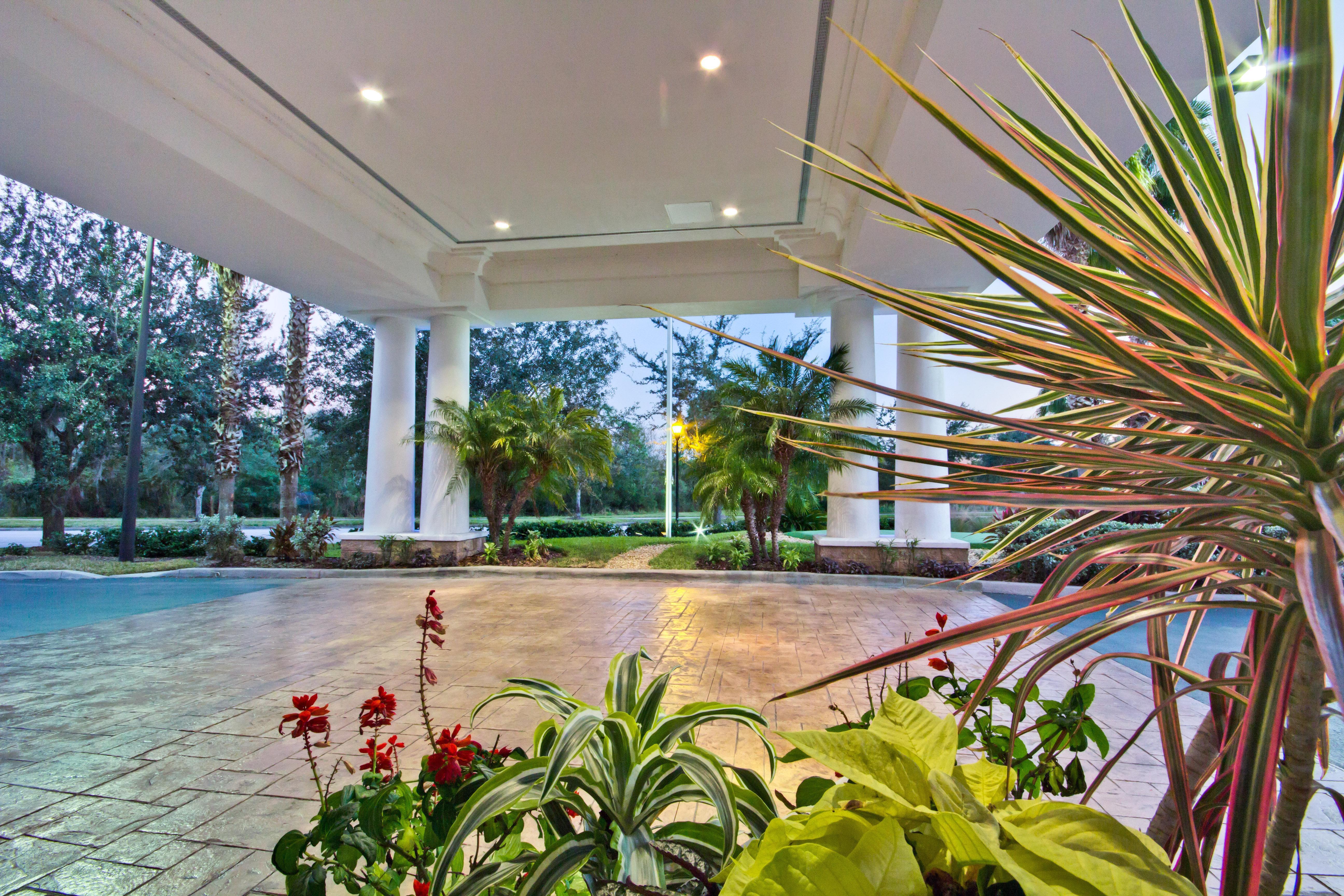 Holiday Inn Express And Suites Tampa I-75 At Bruce B. Downs By Ihg Exterior foto