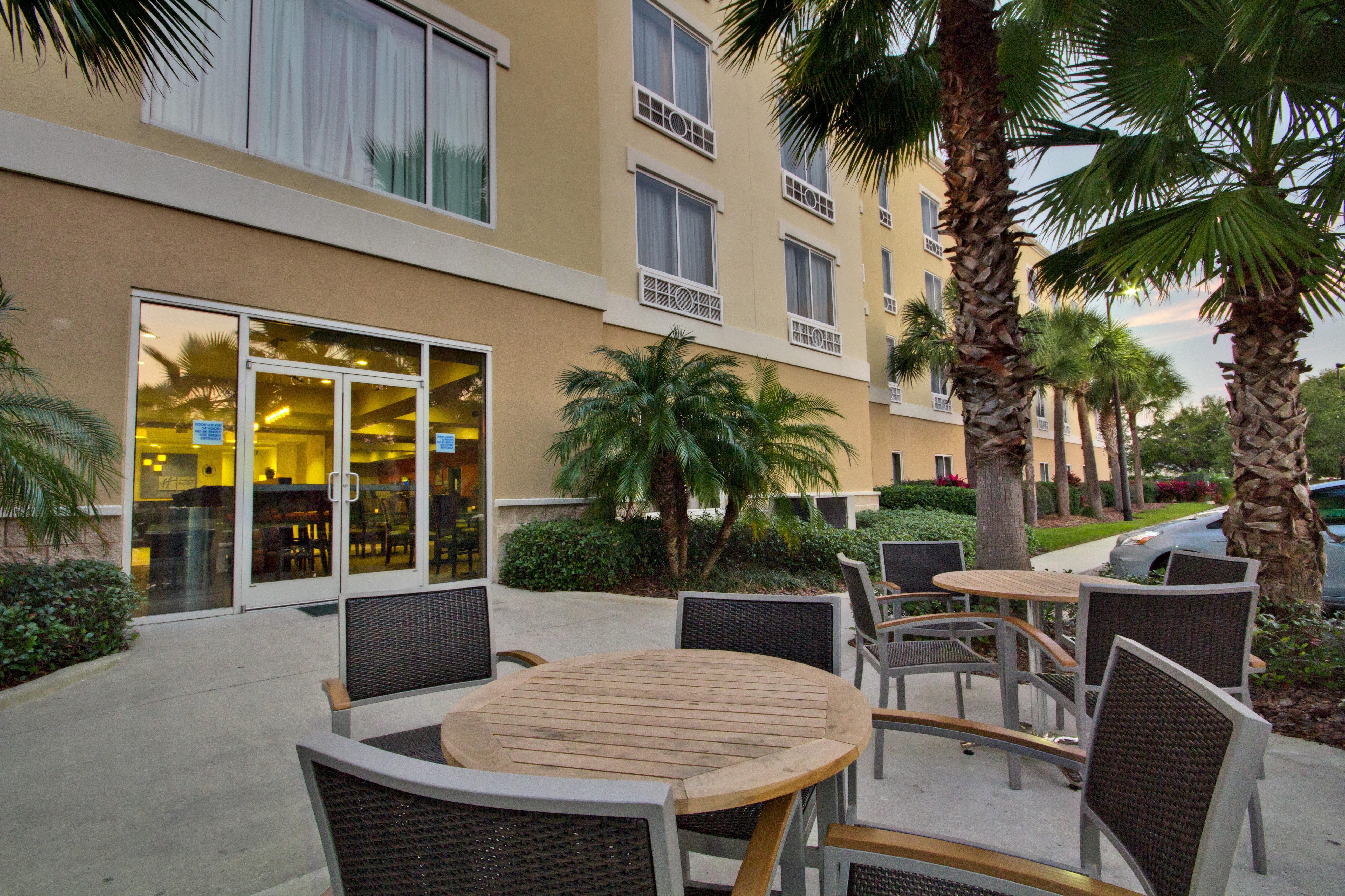 Holiday Inn Express And Suites Tampa I-75 At Bruce B. Downs By Ihg Exterior foto