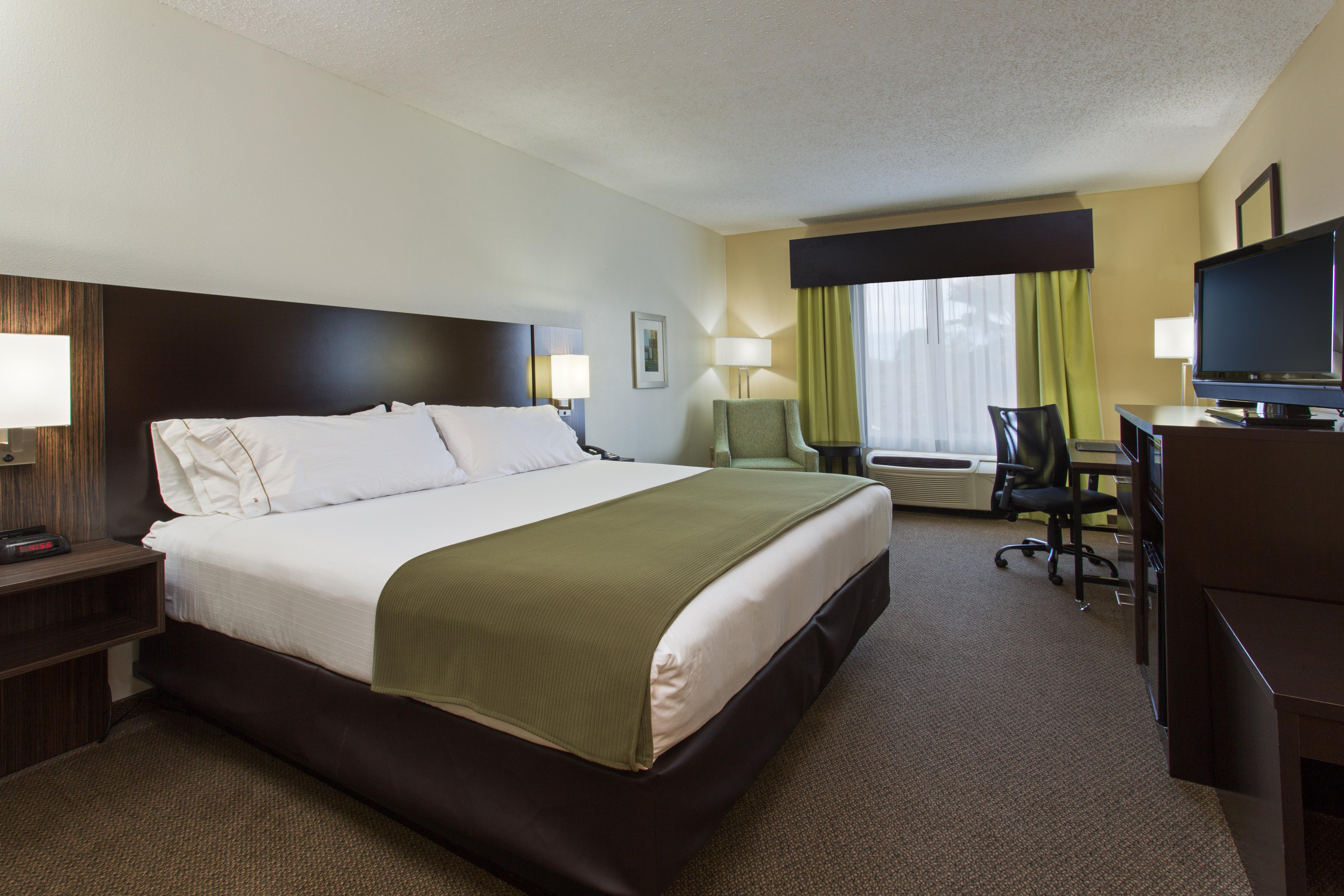 Holiday Inn Express And Suites Tampa I-75 At Bruce B. Downs By Ihg Exterior foto
