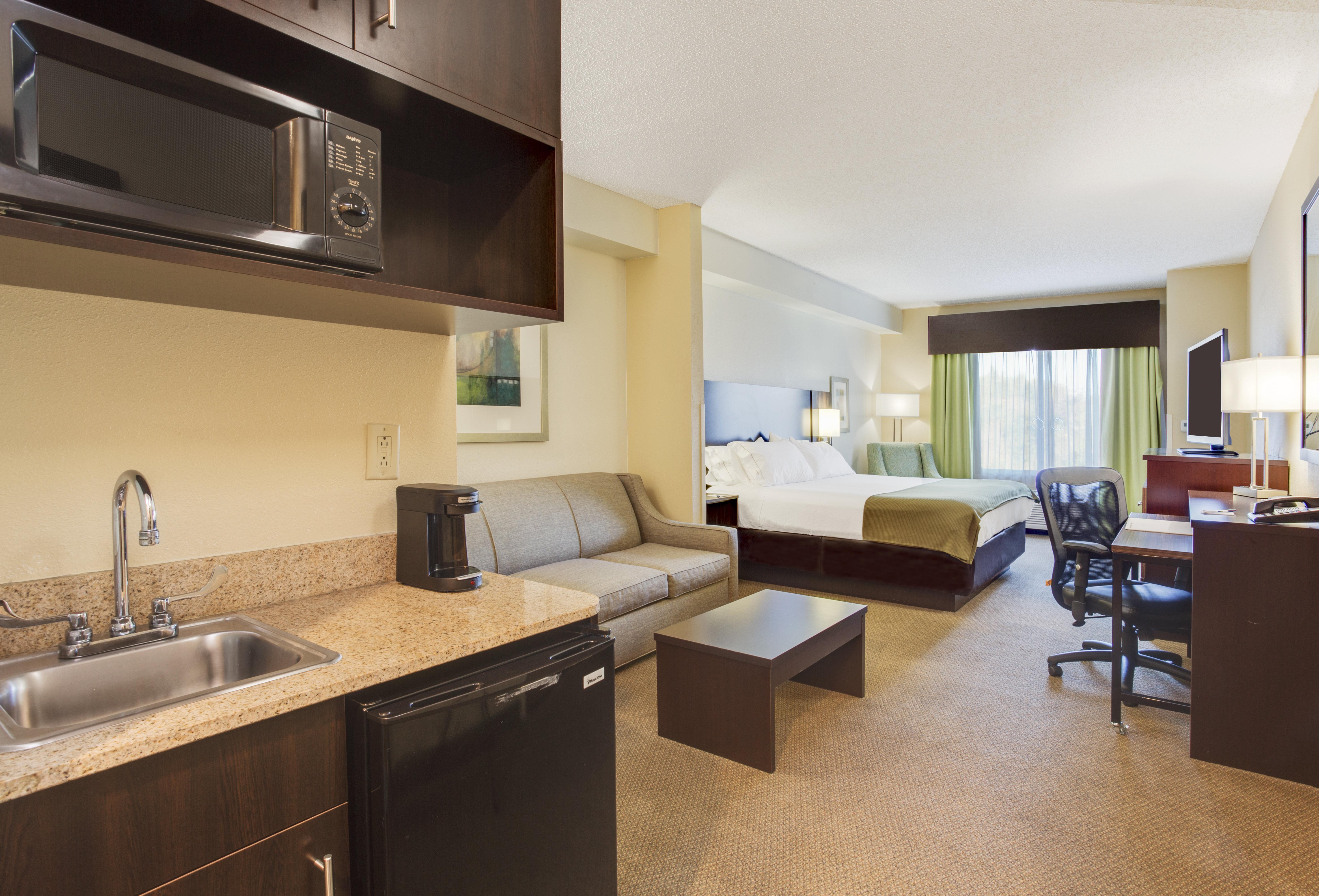 Holiday Inn Express And Suites Tampa I-75 At Bruce B. Downs By Ihg Exterior foto