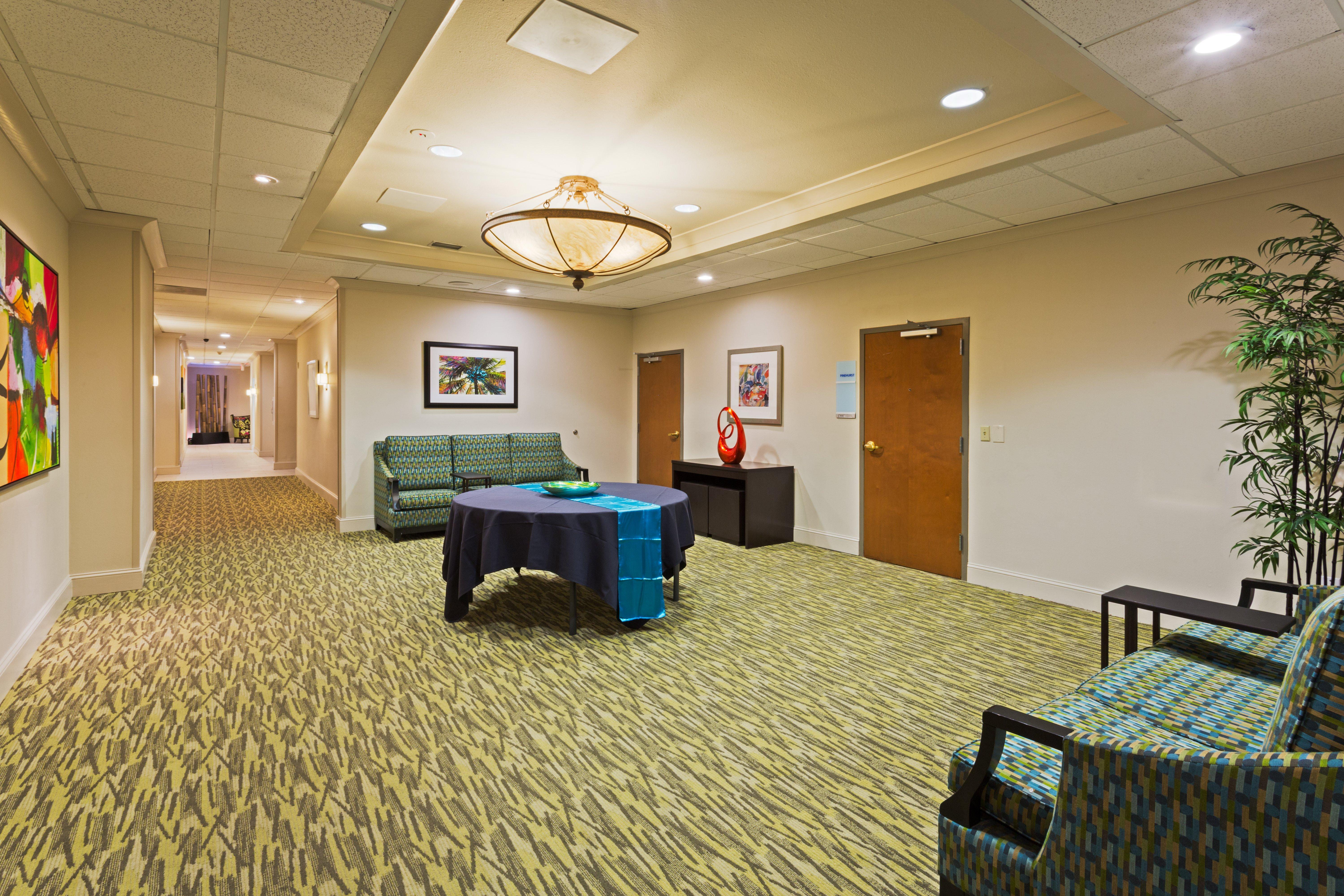 Holiday Inn Express And Suites Tampa I-75 At Bruce B. Downs By Ihg Exterior foto